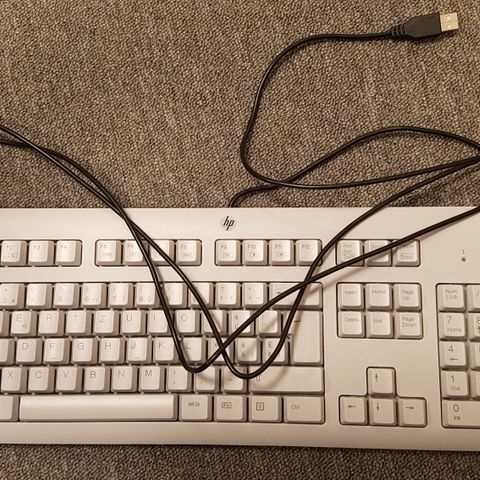 Helt nytt britisk tastatur fra HP med kabel