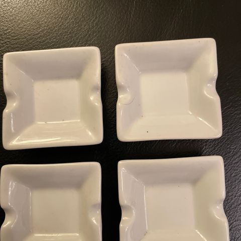 4 små askebeger i porselen