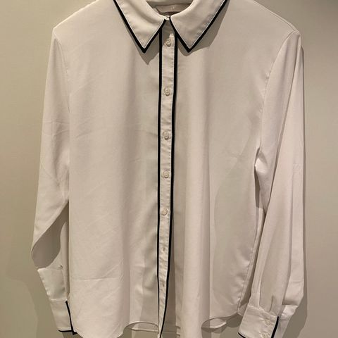 Hvit bluse/ skjorte