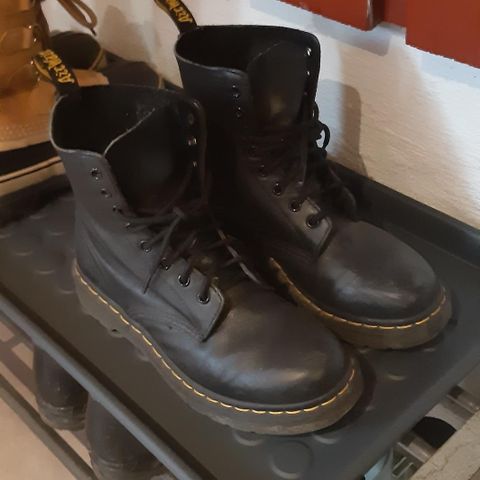 Dr. Martens 1460 str. 40. Litt store i størrelsen.