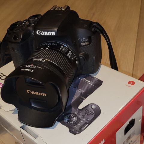 Canon EOS 800D + EF-S 18-55 IS med bag, solblender og stativ. Speilrefleks