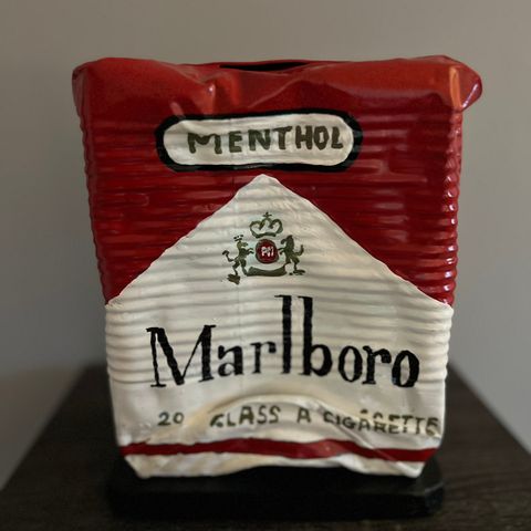 Gigantisk knust Marlboro-pakke