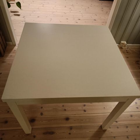 IKEA Bjursta spisebord gis bort.