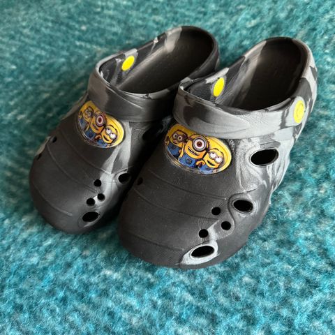 Crocs og Adidas tøfler