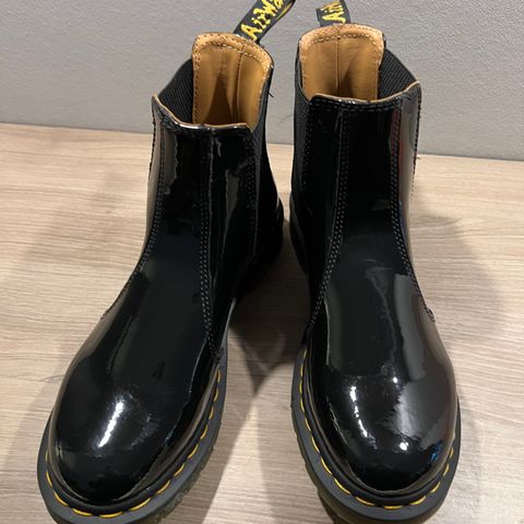 Dr. Martens 2976 Black Patent Lamper