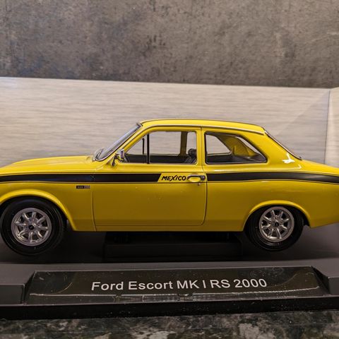 1973 modell - Ford Escort MKI Mexico - Gul lakk - MCG Models - skala 1:18.