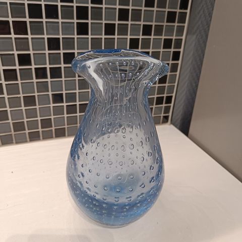 Kunstglass vase med kontrollerte bobler