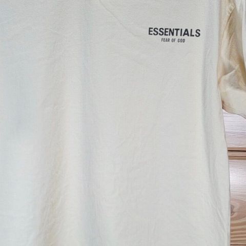 ønsker å kjøpe/trade til meg Essentials (fear of god) T-skjorte (les annonse)