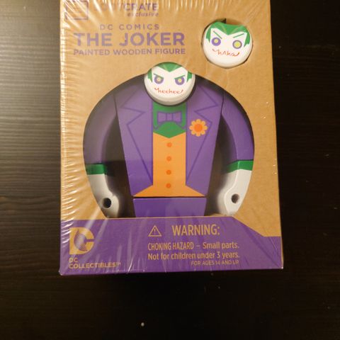 The Joker painted wooden figure (Ny i plast)