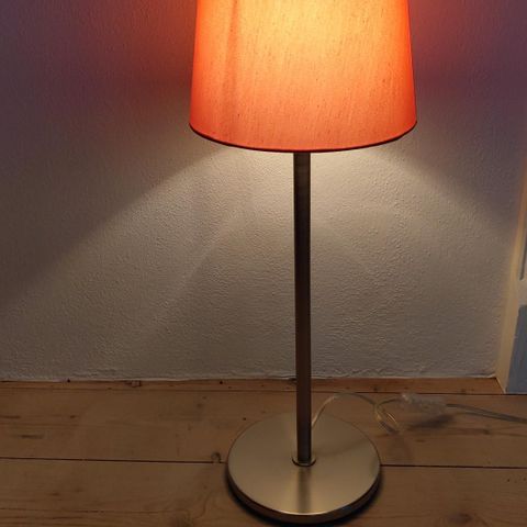 Bordlampe med orange skjerm