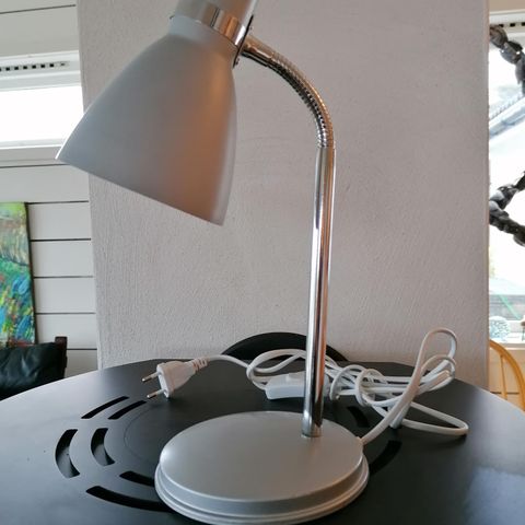 Fin liten bordlampe, høyde ca 33cm.