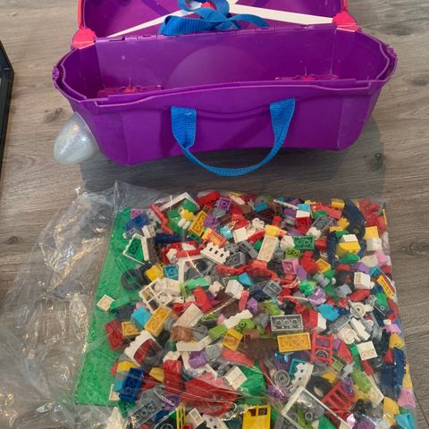 LEGO klosser i trunki koffert selges kr 600,-