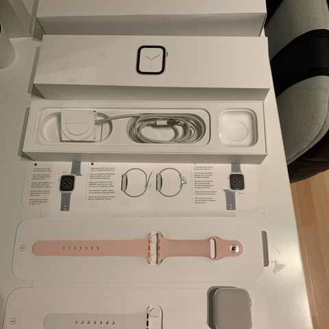 Apple Watch 4 serie, silver, 44 mm. Til salg 2000kr.