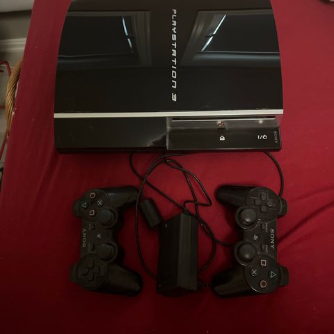 PlayStation 3 med 2 spill controller