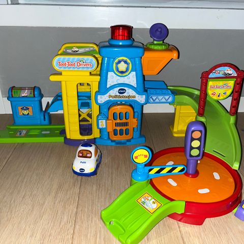 Vtech politistasjon med politibil