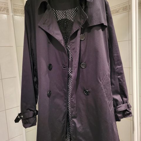 Kåpe/ trenchcoat fra Haust Collection i str 46.kr 550.