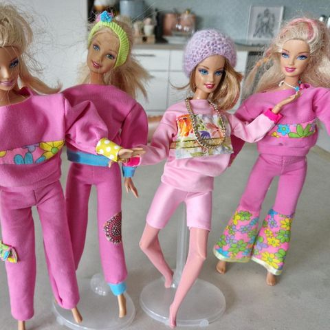 Egendesignet  hjemmesydde  klær til Barbie selges. Priser fra 30- 249.