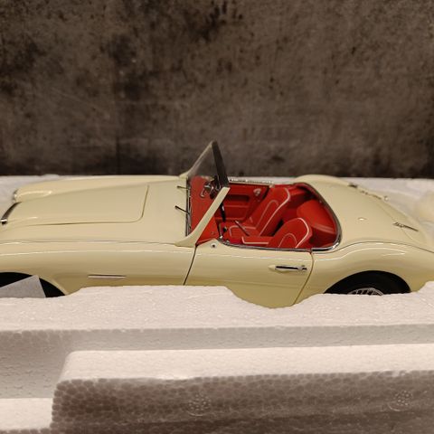 Austin Healey 3000 MK1 - English White - 1960 modell - Kyosho skala 1:18.