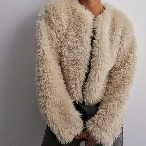 Ny Faux fur jakke fra Gina Tricot selges