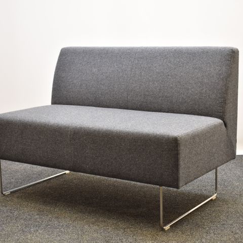 Loungesofa - VAD Pivot 2-seter sofa i gråsort stoff - pent brukt