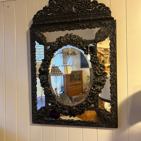 Rikt dekorert speil, må sees!