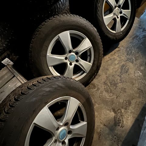 4 stk NOKIAN piggfri vinterhjul 245/65R17 til SUV