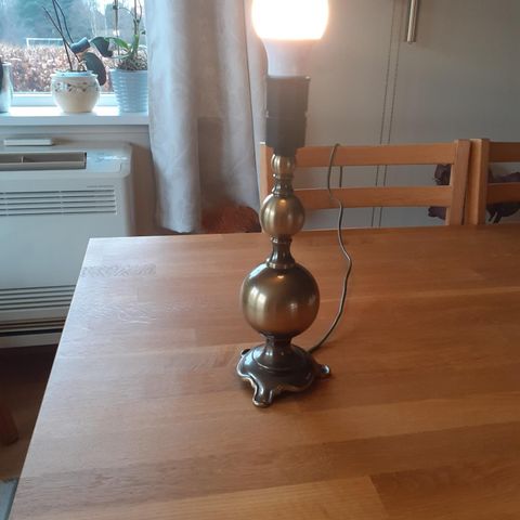 Bordlampe 30 cm høy.