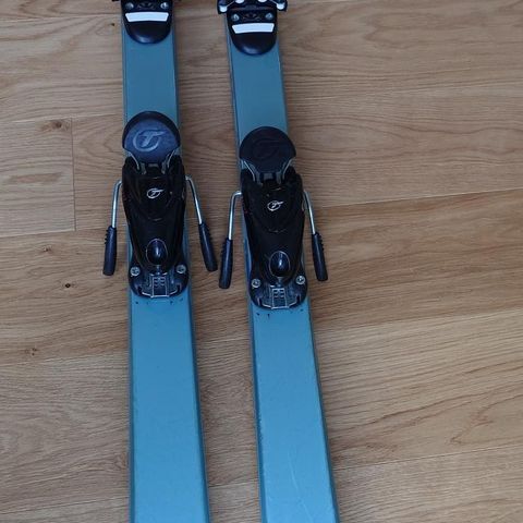 Alpinski Nordica med Tirolia binding i str 167 cm er til salgs.