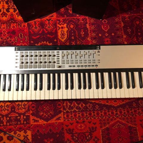 Novation Remote SL 61 midi keyboard