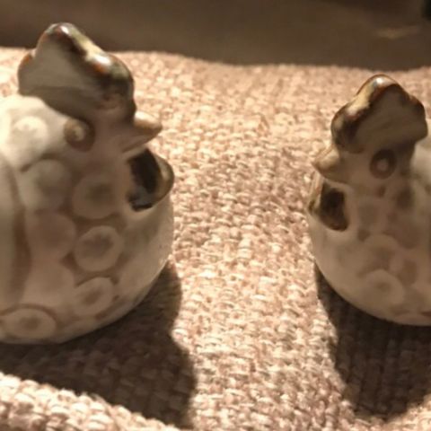 Gammelt mini par med høner i keramikk