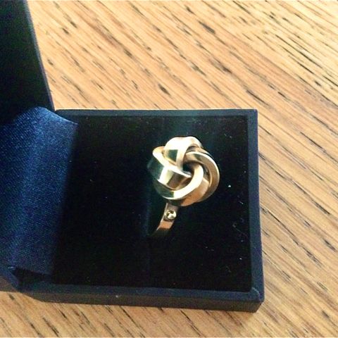 Stor knute ring i 14k( 585)