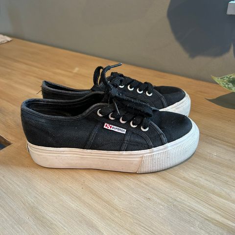 Svarte Superga sko