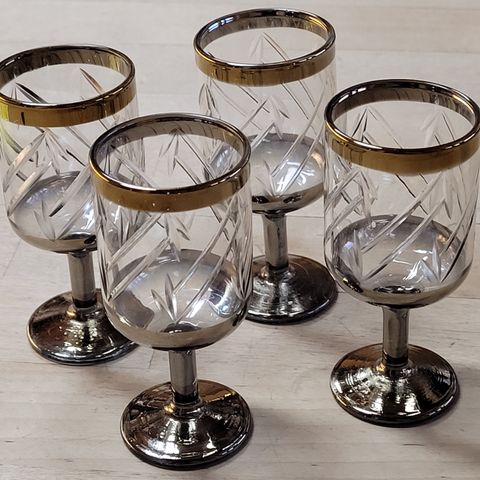 4 fine snapsglass med gulldekor