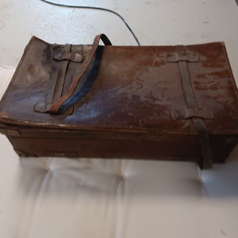 Eldre type skinn koffertselges