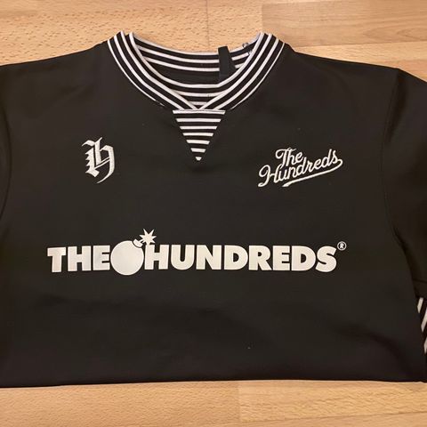 Tøff genser, The Hundreds, i mykt glatt stoff, str S.