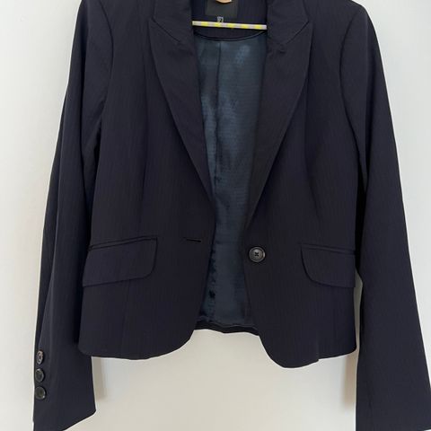 Lekker InWear blazer str 36, klassisk mørk blå kun kr 150,-