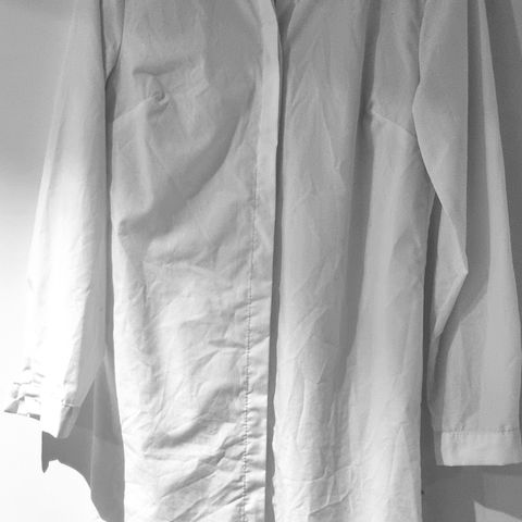 Hvit skjorte i str S selges. Ubrukt