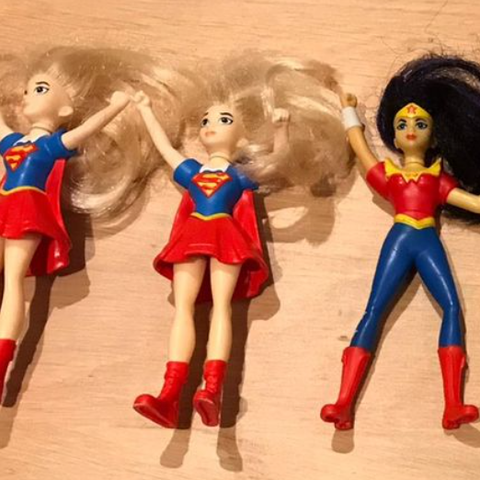 Supergirl og Wonder woman figurer