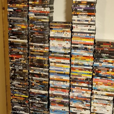 Selger DVD samling med samleboxer