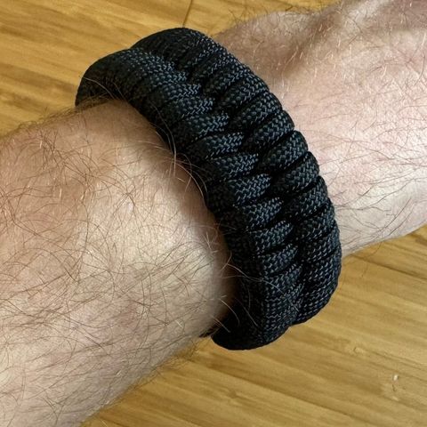 Quick-deploy paracord-armbånd