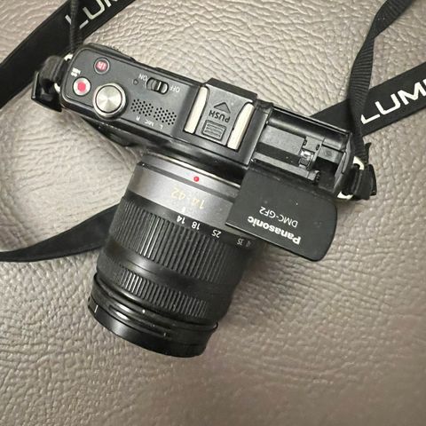 Lumix DMC-GF2 kamera med 14-42 zoom