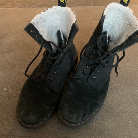 Dr. Martens vintersko - sort, semsket skinn