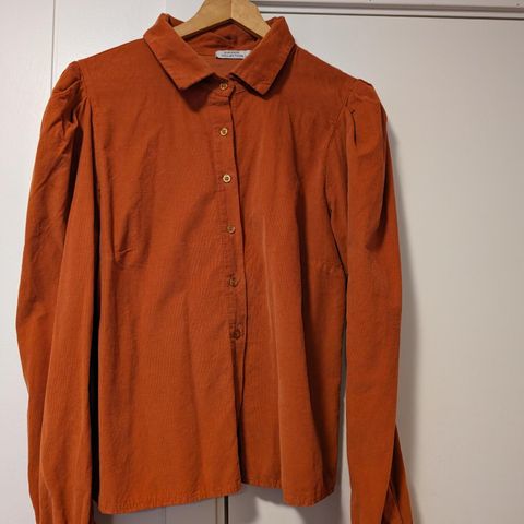 Eurasia collection, oransje skjorte i kordfløyel.
