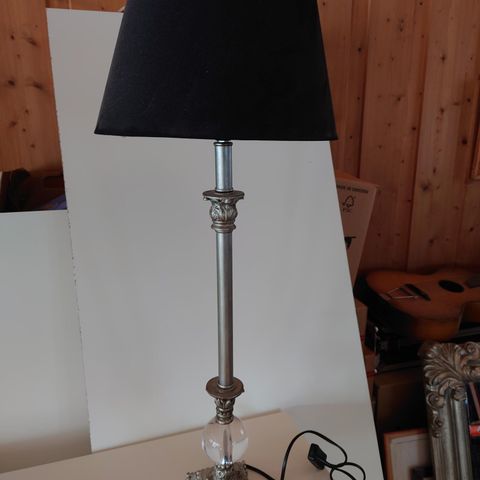 Bordlampe med skjerm