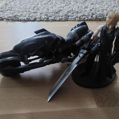 Final fantasy advent children figur med motorsykkelen.