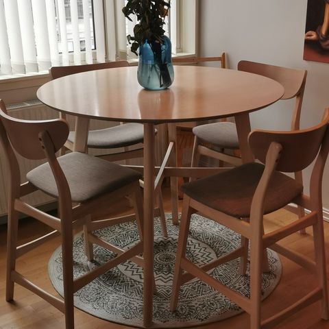 Spisebord med stoler fra Møbelringen