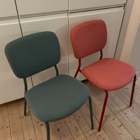 IKEA stoler i rødt og turkis (modell: Karljan)