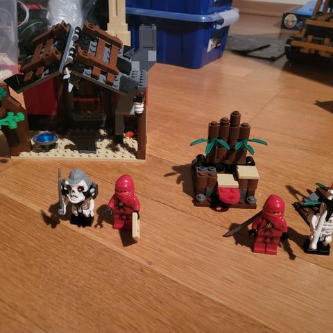 Lego Ninjago: The Blacksmith Shop (2508-1) og The Ninja Ambush (2258-1)