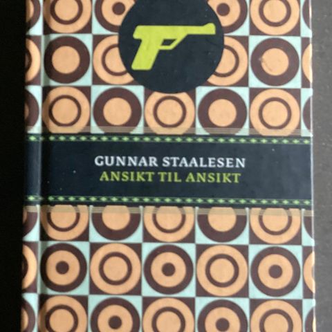 GUNNAR STAALESEN-Pistol-«ANSIKT TIL ANSIKT»1 liten bok. H.15 cm B.9,5 cm T.2,9cm