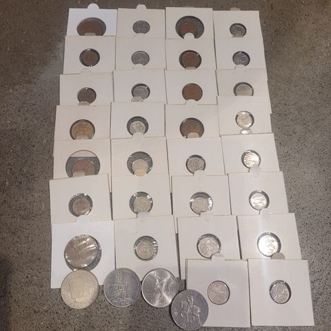 Norske mynter, 30 stykk eldre mynter og 4 minnemynter selges samlet kr 50